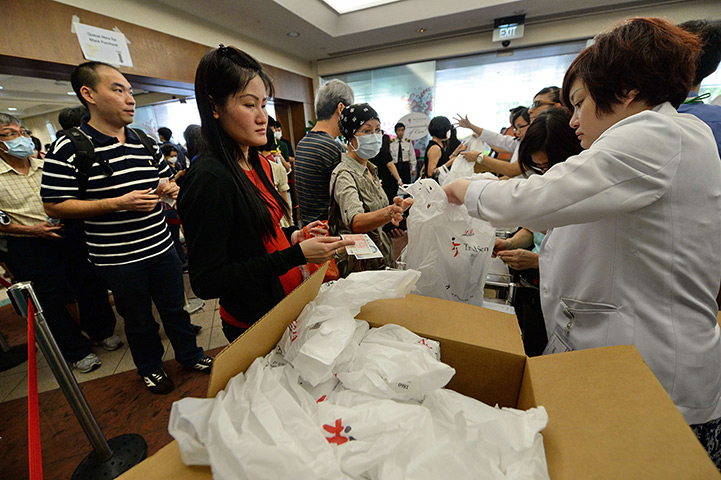 Singapore smog: People queue to buy N95 face masks at a hospital in Singapore