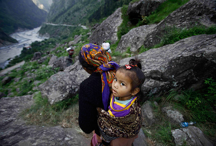 India Food: A stranded woman holds her child 