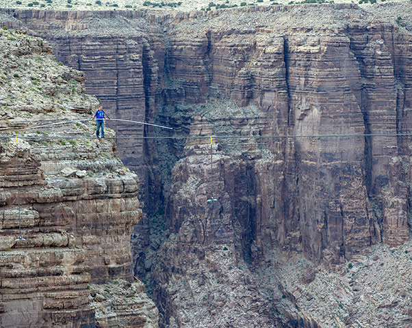 high-wire walk: Tightrope Walker Nik Wallenda  Walks Across The Grand Canyon