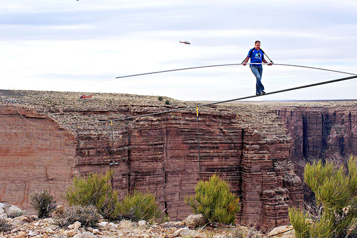 high-wire walk: Nik Wallenda