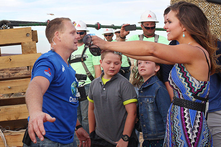 high-wire walk: Nik Wallenda, Erendira Wallenda