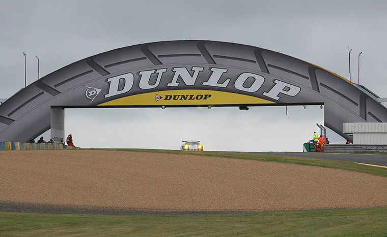 Le mans 24 hours : Dunlop Bridge