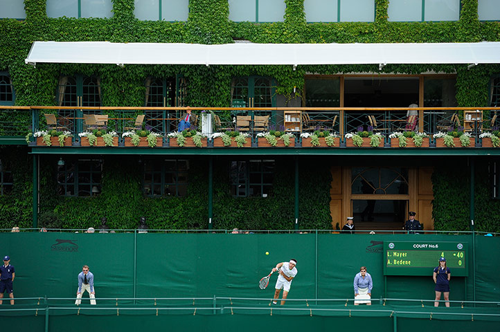Tom Wimbo day 2: Leonardo Mayer serves