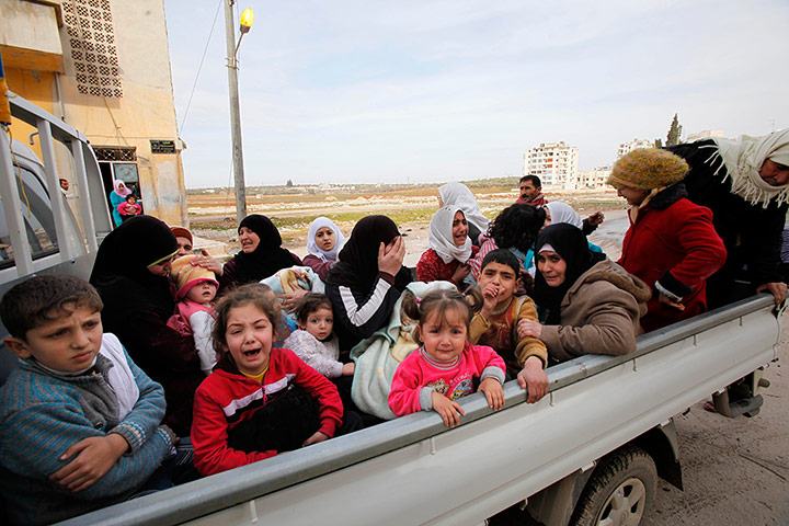 Syrian refugees: Civilians flee from fighting after Syrian army tanks enter Idlib