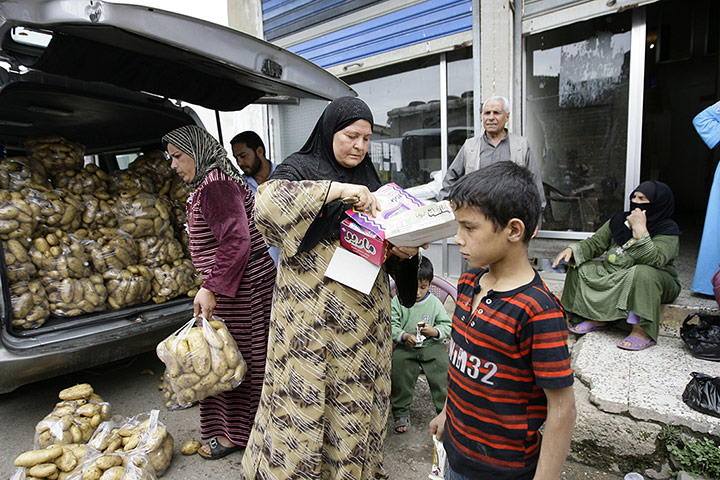 Syrian refugees: Refugees take their share of humanitarian aid in Lebanon
