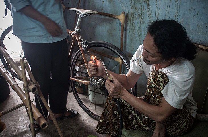 Bamboo bikes: Indonesian Craftsmen Use Bamboo To Make Bike