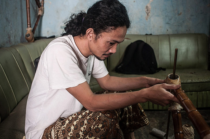 Bamboo bikes: Indonesian Craftsmen Use Bamboo To Make Bike