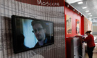 Screen Moskovan lentokentällä näyttää Edward Snowden