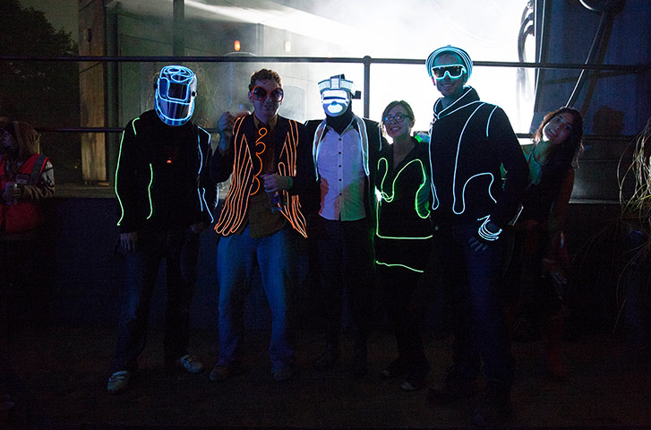 Glastonbury : Dancers in the Block9 area