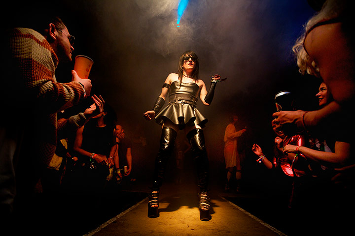 Glastonbury : A dancer in The Block 9 field