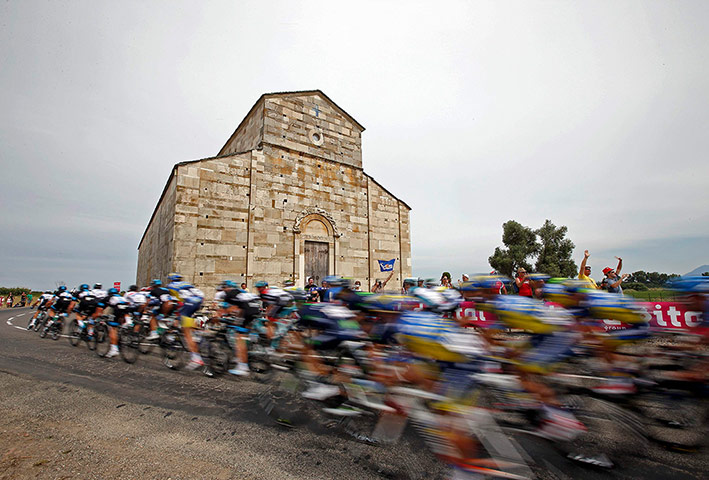 TDF: The pack of riders cycles