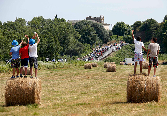 TDF: Fans cheer at the pack of riders