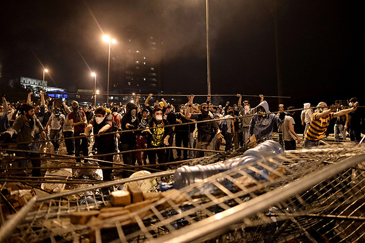 Turkey protests day five: Road block
