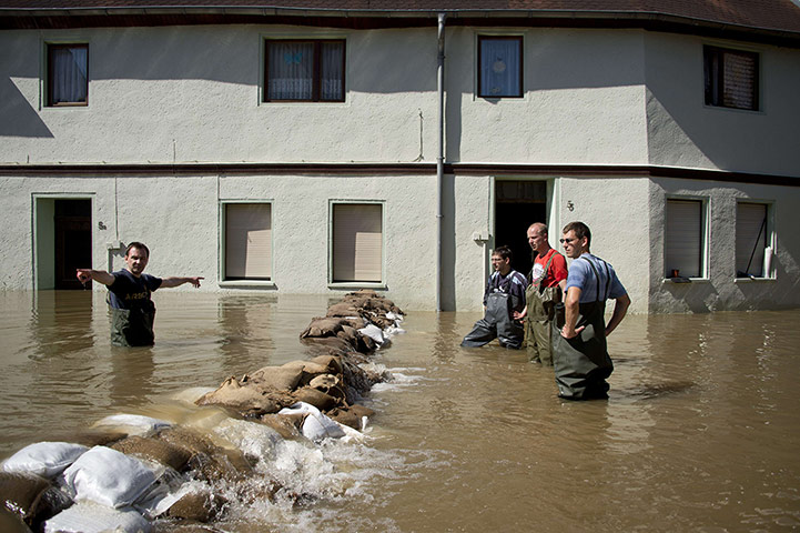 flooding: Volunteers confer as they stack sandbags