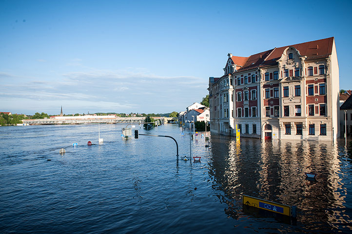 flooding: Rescuers and civilians prepare for further flooding in Easter Germany