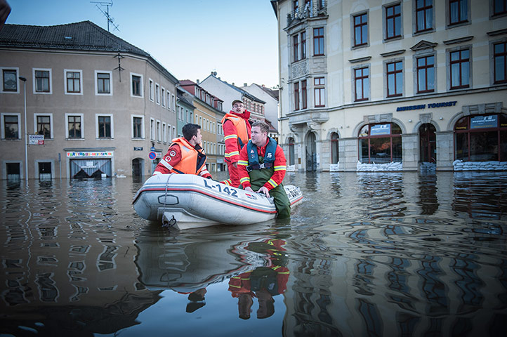 flooding: Rescuers and civilians prepare for further flooding in Easter Germany