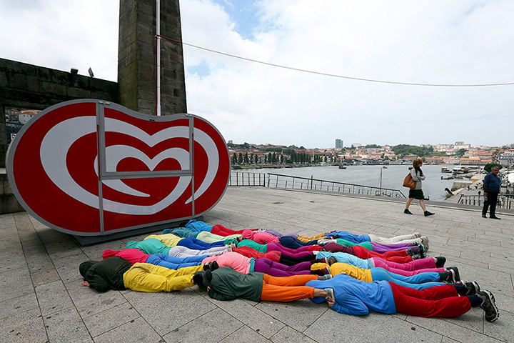 Urban bodies: Performers face down in Porto