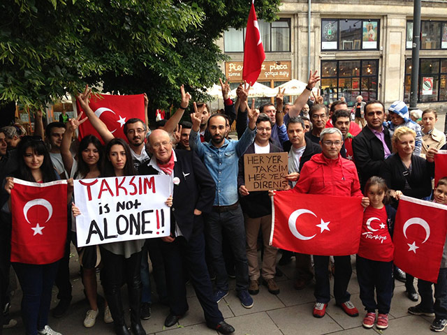 Turkey demonstrations: group poles turks