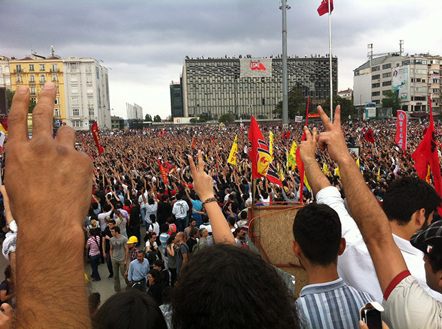 Turkey demonstrations: people singing bella ciao
