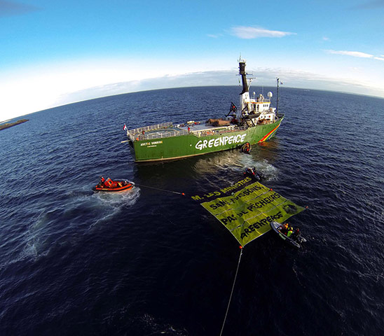 Greenpeace Arctic Sunrise: Sustainable Fishing Banner at the Glenans Archipelago