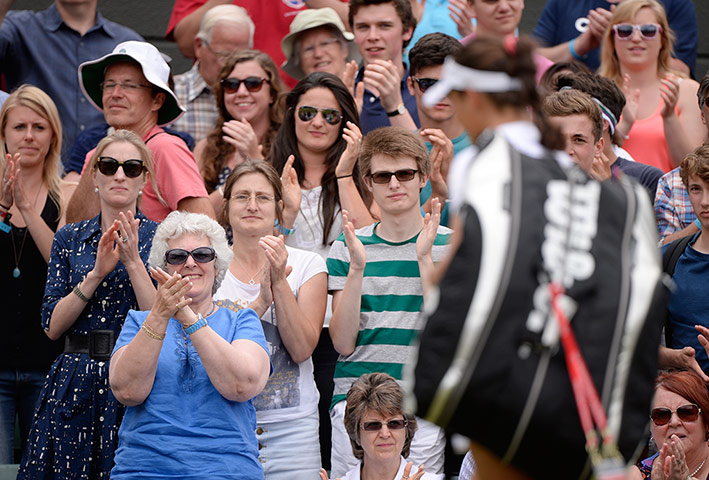 Tom's Magic Monday: Crowd applauds Laura Robson