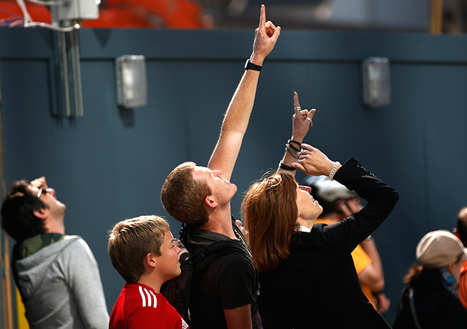 Greenpeace Shard: People watch the Greenpeace protesters climb