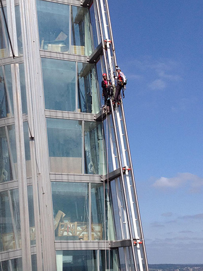 Greenpeace Shard: Two of the climbers Liesbeth and Sabine about halfway up