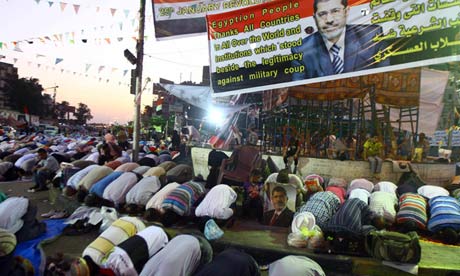 Los miembros de la Hermandad Musulmana oran durante una protesta Cairo en apoyo del presidente derrocado Mohamed Morsi