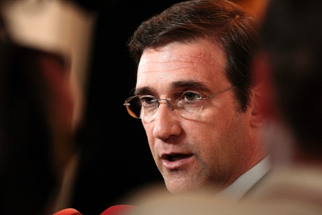 Portuguese Prime Minister Pedro Passos Coelho has vowed to resolve the political crisis.