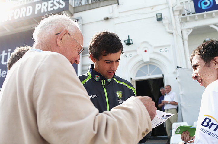 ashes day 3 gallery: Ashton Agar signs autograph