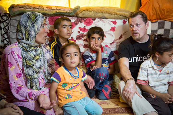 Eddie Izzard: Eddie Izzard met a family in Domiz camp