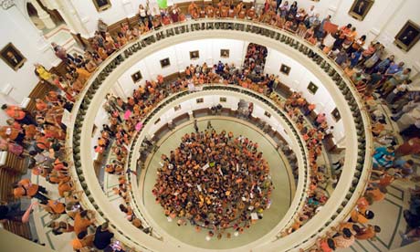 Defensores de los derechos al aborto llenan la rotonda del capitor del estado de Texas como el Senado dispuesta a votar