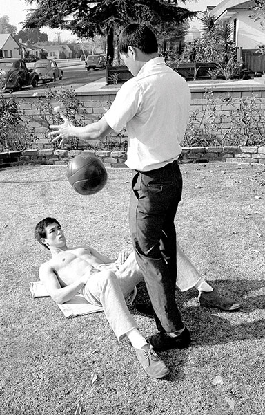 Bruce Lee: Bruce Lee training at home