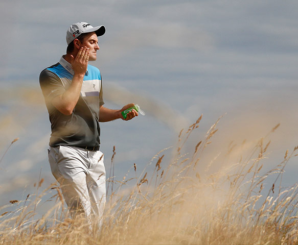 Open Golf : Justin Rose of England applies sunscreen