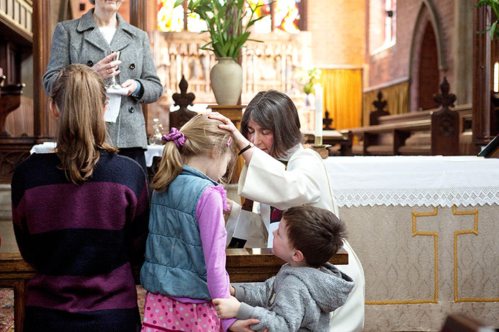 CofE: Rev Catherine Grylls blesses a child