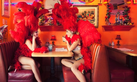 Downtime Las Vegas style ... off-duty showgirls grab a drink on the Strip, where summer temperatures are in the high-rolling 40s.