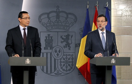 Spanish Prime Minister Mariano Rajoy (R), and his Romanian counterpart, Victor Ponta, during a joint press conference held after their meeting at La Moncloa Palace in Madrid, Spain, 22 July 2013.