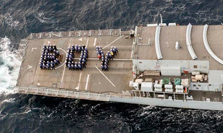 A empresa do navio HMS Lancaster forma a palavra "menino" para marcar o nascimento do bebê real