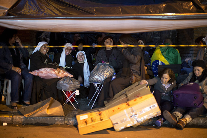 Pope in Brazil: Devotees in queue to attend a mass that Pope Francis will celebrate at the 