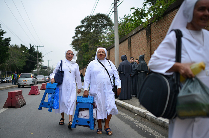 Pope in Brazil: Nuns prepare to spend the night on the street in order to keep their place 