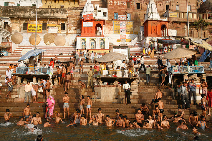 eyewitness tradition: Hindus at the Ahilyabai Ghat on the river Ganges