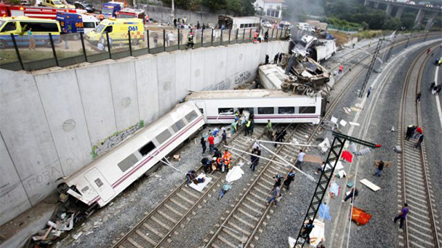 Spain train crash: worst Spanish rail disaster in 40 years - video