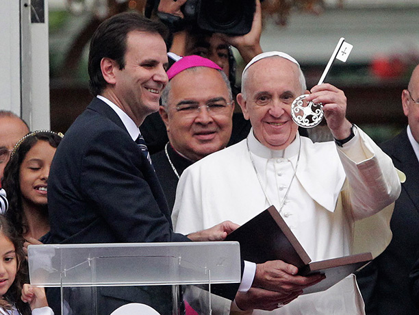 Pope in Brazil: Pope Francis receives the symbolic key to the city from Rio de Janeiro's Ma