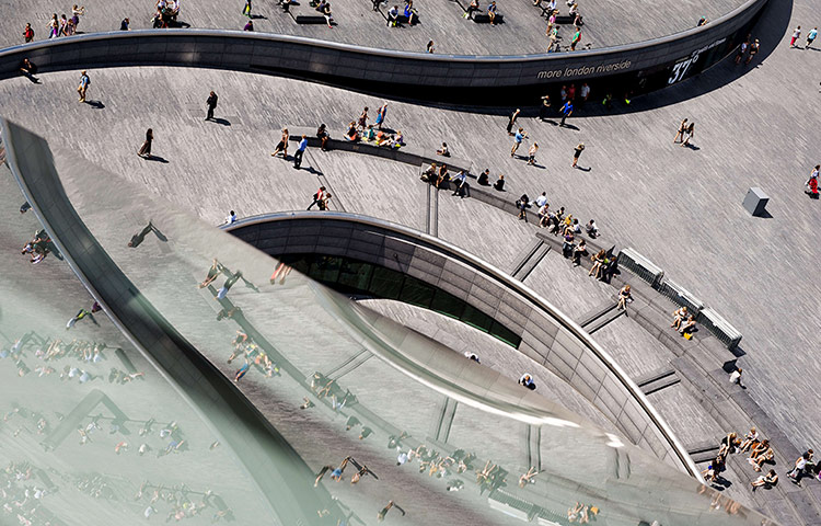 20 Photos: People enjoy the sun at The Scoop outdoor amphitheatre in London
