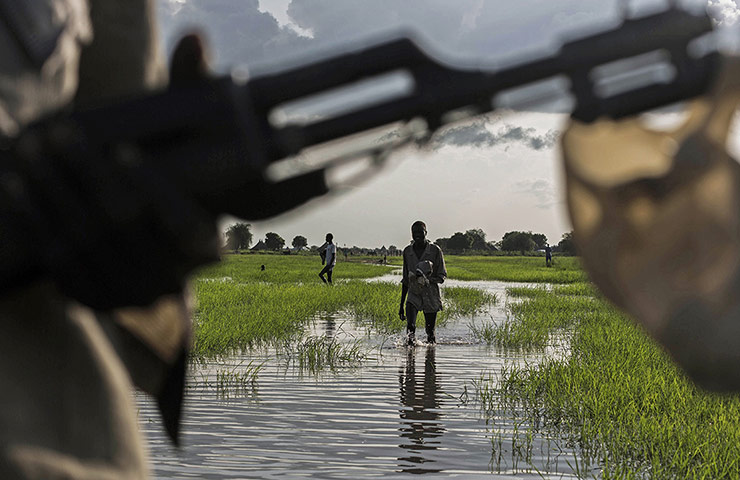 20 Photos: A member of the Lou Nuer tribe returns to Yuai after fighting the Yau Yau