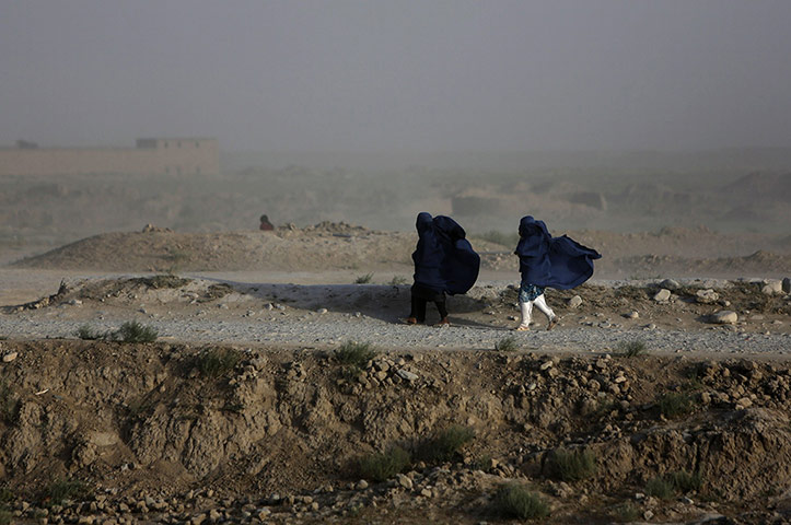 20 Photos: Women walk on a windy day outside Kabul, Afghanistan