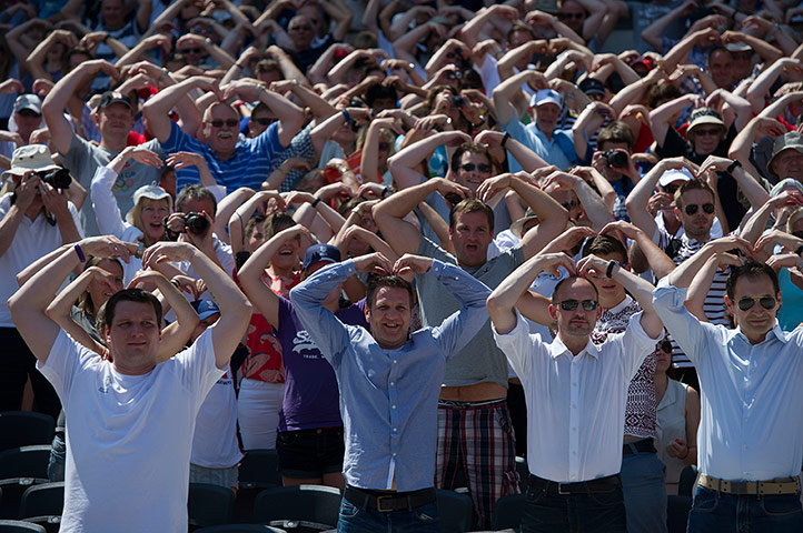 anniversary games: Spectators do the Mobot