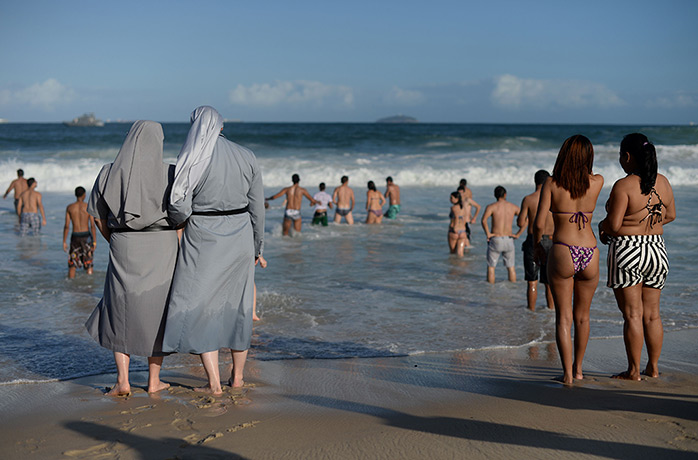 Weekend in pictures: TOPSHOTS Two Polish nuns look at people