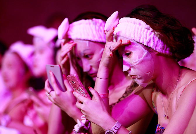 Weekend in pictures: Taipei, Taiwan: Participants arrange their facial masks  after 1213 people 