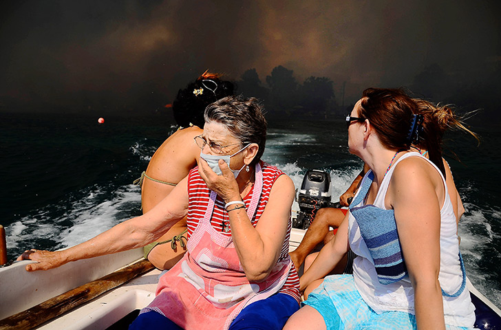 Wildfires Greek islands: Inhabitants and holidaymakers evacuate the village of Megalo Livadi